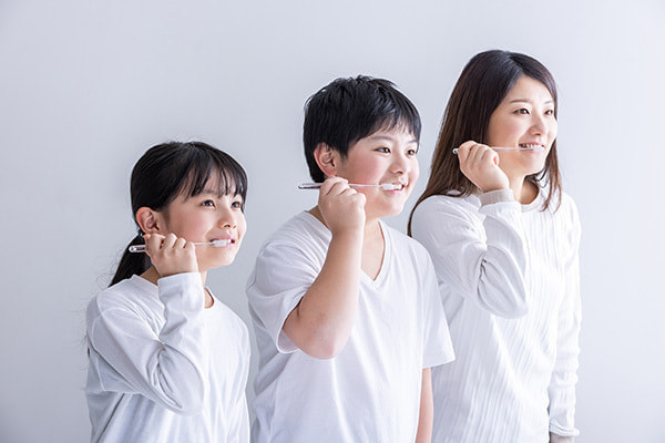 歯磨きをする親子